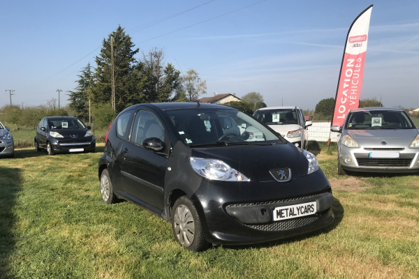 PEUGEOT 107 1.0 TRENDY 68CH / 4CV - 4 PLACES / 3 PORTES - COLORIS NOIR