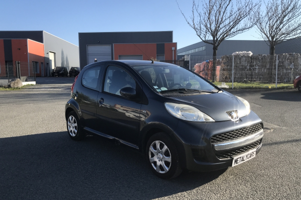 PEUGEOT 107 1.0 TRENDY 68CH / 4CV - 4 PLACES / 5 PORTES - COLORIS GRIS