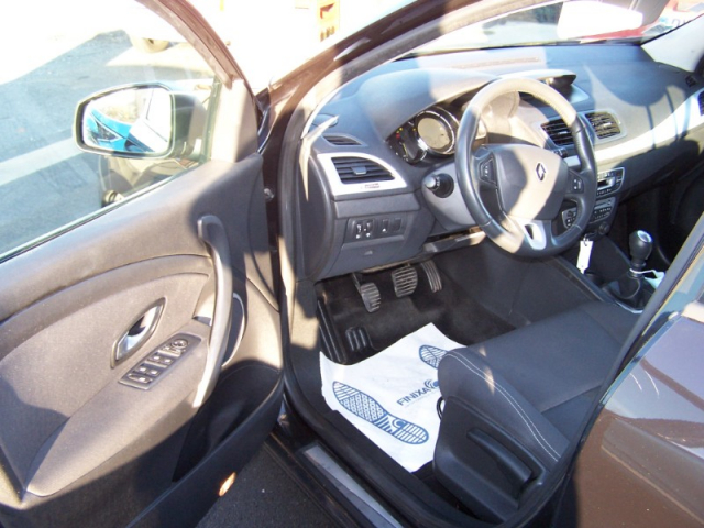 RENAULT MEGANE III 1.5 DCI 105 DYNAMIQUE - 5 PLACES / 5 PORTES - NOIRE