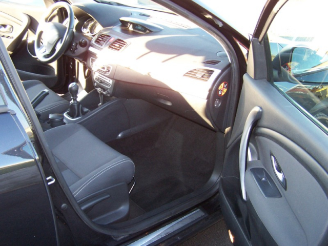 RENAULT MEGANE III 1.5 DCI 105 DYNAMIQUE - 5 PLACES / 5 PORTES - NOIRE