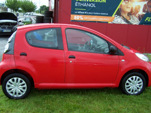 CITROEN C1 (2) 1.0 68 ATTRACTION - 4 PLACES / 5 PORTES - ROUGE