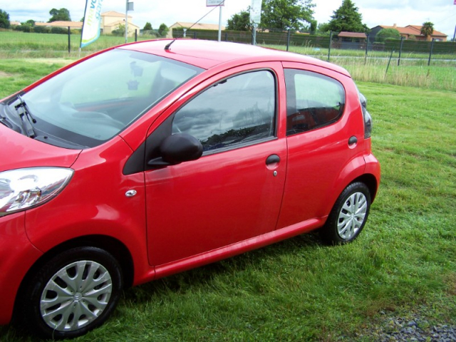 CITROEN C1 (2) 1.0 68 ATTRACTION - 4 PLACES / 5 PORTES - ROUGE