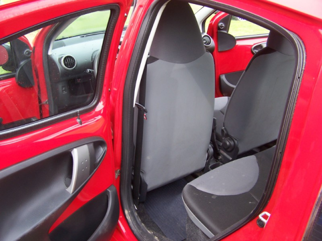 CITROEN C1 (2) 1.0 68 ATTRACTION - 4 PLACES / 5 PORTES - ROUGE