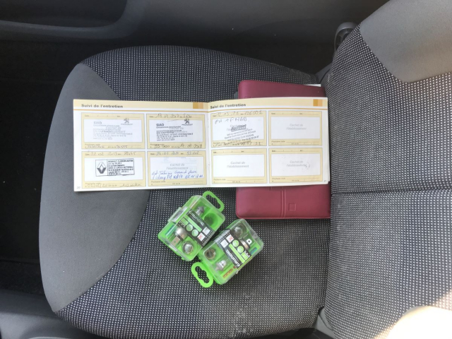 PEUGEOT 107 1.0 TRENDY 68CH / 4CV - 4 PLACES / 3 PORTES - COLORIS NOIR