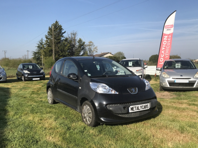 PEUGEOT 107 1.0 TRENDY 68CH / 4CV - 4 PLACES / 3 PORTES - COLORIS NOIR