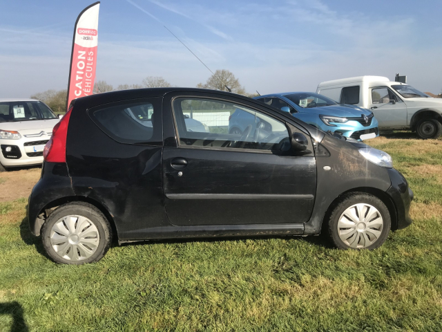 PEUGEOT 107 1.0 TRENDY 68CH / 4CV - 4 PLACES / 3 PORTES - COLORIS NOIR