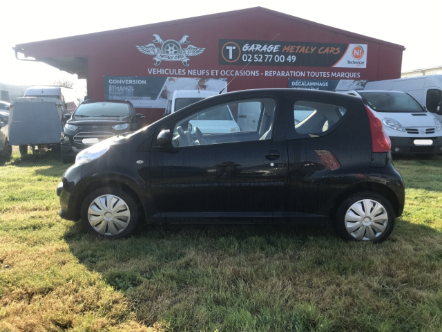 PEUGEOT 107 1.0 TRENDY 68CH / 4CV - 4 PLACES / 3 PORTES - COLORIS NOIR