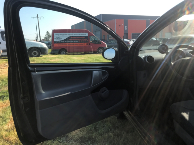 PEUGEOT 107 1.0 TRENDY 68CH / 4CV - 4 PLACES / 3 PORTES - COLORIS NOIR