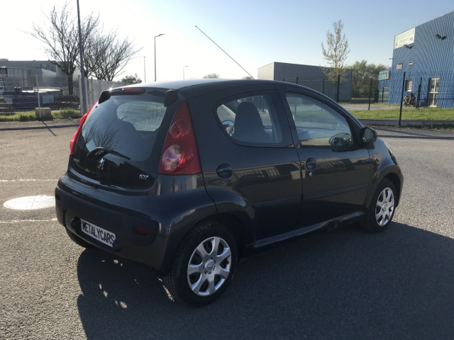 PEUGEOT 107 1.0 TRENDY 68CH / 4CV - 4 PLACES / 5 PORTES - COLORIS GRIS