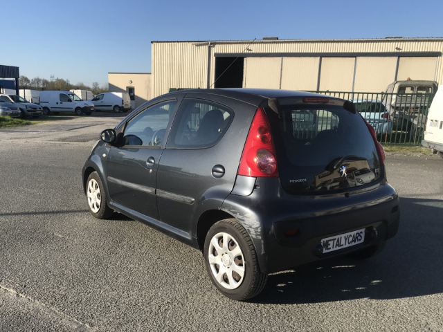 PEUGEOT 107 1.0 TRENDY 68CH / 4CV - 4 PLACES / 5 PORTES - COLORIS GRIS