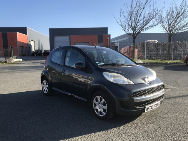 PEUGEOT 107 1.0 TRENDY 68CH / 4CV - 4 PLACES / 5 PORTES - COLORIS GRIS