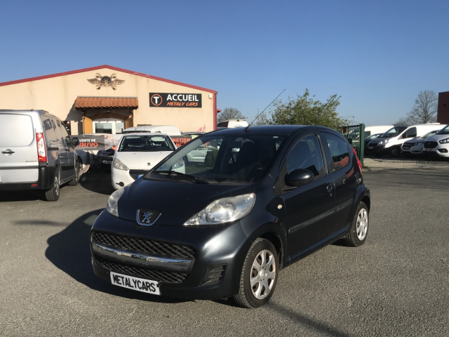 PEUGEOT 107 1.0 TRENDY 68CH / 4CV - 4 PLACES / 5 PORTES - COLORIS GRIS