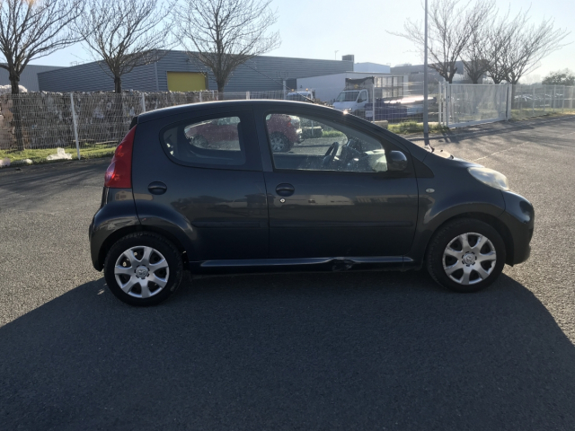 PEUGEOT 107 1.0 TRENDY 68CH / 4CV - 4 PLACES / 5 PORTES - COLORIS GRIS