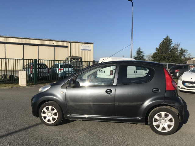 PEUGEOT 107 1.0 TRENDY 68CH / 4CV - 4 PLACES / 5 PORTES - COLORIS GRIS