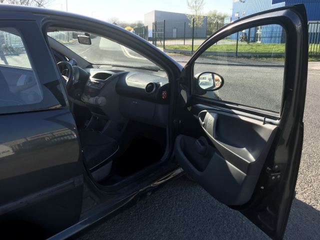 PEUGEOT 107 1.0 TRENDY 68CH / 4CV - 4 PLACES / 5 PORTES - COLORIS GRIS