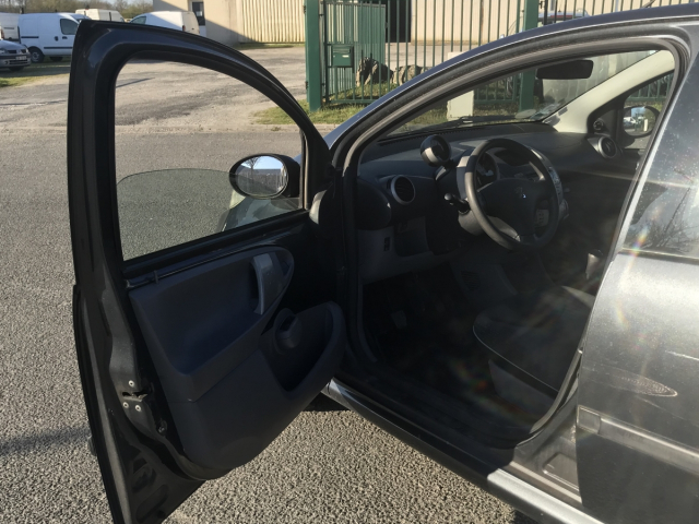 PEUGEOT 107 1.0 TRENDY 68CH / 4CV - 4 PLACES / 5 PORTES - COLORIS GRIS