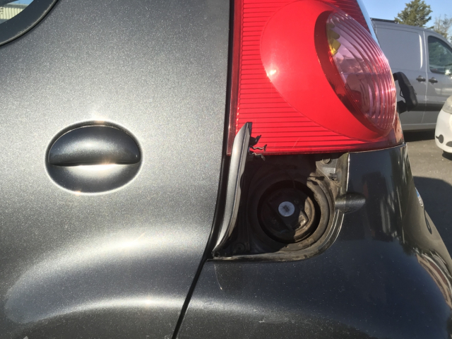 PEUGEOT 107 1.0 TRENDY 68CH / 4CV - 4 PLACES / 5 PORTES - COLORIS GRIS