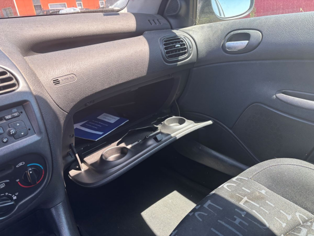PEUGEOT 206 SW 1 .6 ESSENCE - 109 CH / 7 CV - 5 PLACES - 5 PORTES - 2 990  €