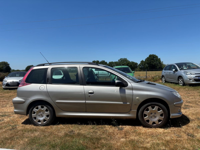 PEUGEOT 206 SW 1 .6 ESSENCE - 109 CH / 7 CV - 5 PLACES - 5 PORTES - 2 990  €