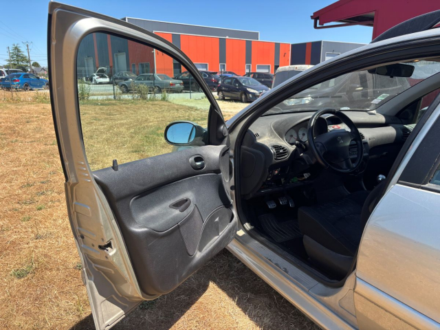 PEUGEOT 206 SW 1 .6 ESSENCE - 109 CH / 7 CV - 5 PLACES - 5 PORTES - 2 990  €