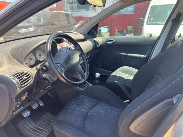 PEUGEOT 206 SW 1 .6 ESSENCE - 109 CH / 7 CV - 5 PLACES - 5 PORTES - 2 990  €