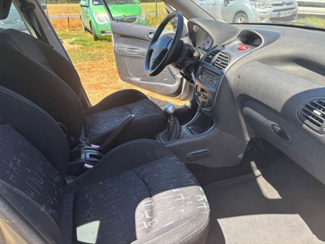 PEUGEOT 206 SW 1 .6 ESSENCE - 109 CH / 7 CV - 5 PLACES - 5 PORTES - 2 990  €