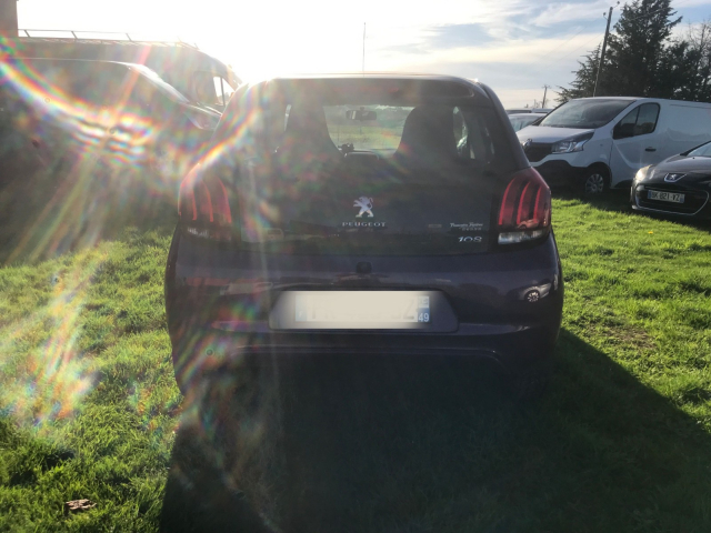 PEUGEOT 108 1.2 VTI ESSENCE - 82CH / 4CV - 5 PLACES/ 3 PORTES - 3 900 €
