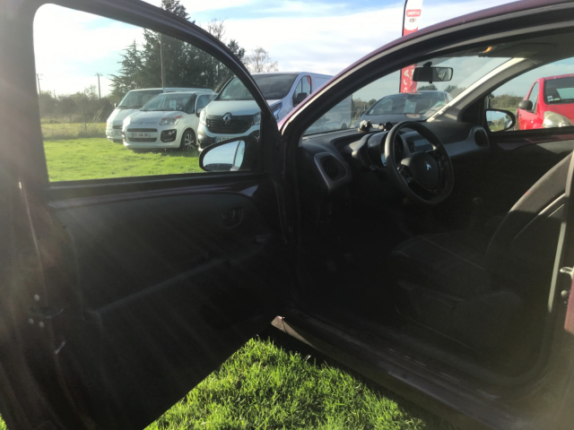 PEUGEOT 108 1.2 VTI ESSENCE - 82CH / 4CV - 5 PLACES/ 3 PORTES - 3 900 €