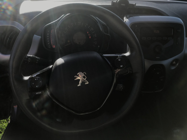 PEUGEOT 108 1.2 VTI ESSENCE - 82CH / 4CV - 5 PLACES/ 3 PORTES - 3 900 €