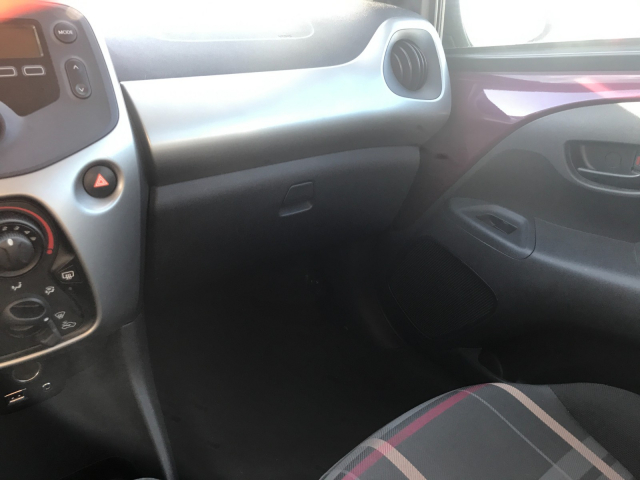 PEUGEOT 108 1.2 VTI ESSENCE - 82CH / 4CV - 5 PLACES/ 3 PORTES - 3 900 €