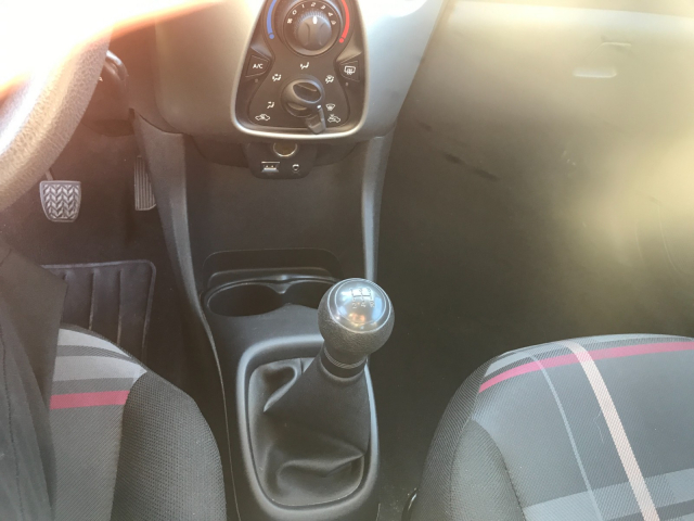 PEUGEOT 108 1.2 VTI ESSENCE - 82CH / 4CV - 5 PLACES/ 3 PORTES - 3 900 €