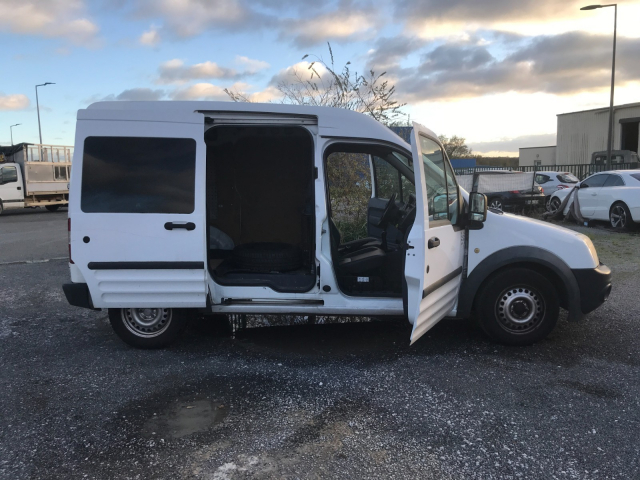 FORD TRANSIT CONNECT 1.8 DI DIESEL - 75CH / 6CV - 2 PLACES/ 4 PORTES - 6 500 €