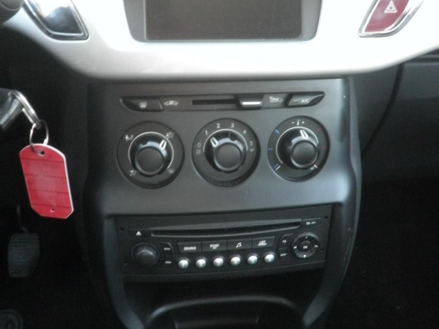 Citroën C3 II ATTRACTION 1.0 VTi 68ch  - 5 PLACES / 5 PORTES - Rouge Rubi