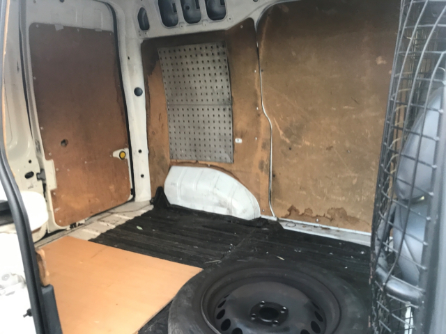 FORD TRANSIT CONNECT 1.8 DI DIESEL - 75CH / 6CV - 2 PLACES/ 4 PORTES - 6 500 €