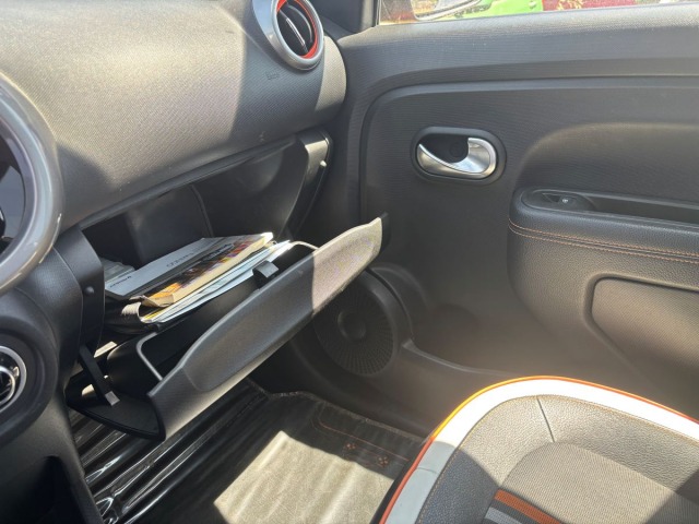 RENAULT TWINGO 0.9 TCE  ESSENCE  - 109 CH / 6 CV - 4 PLACES - 5 PORTES - 6 990 €