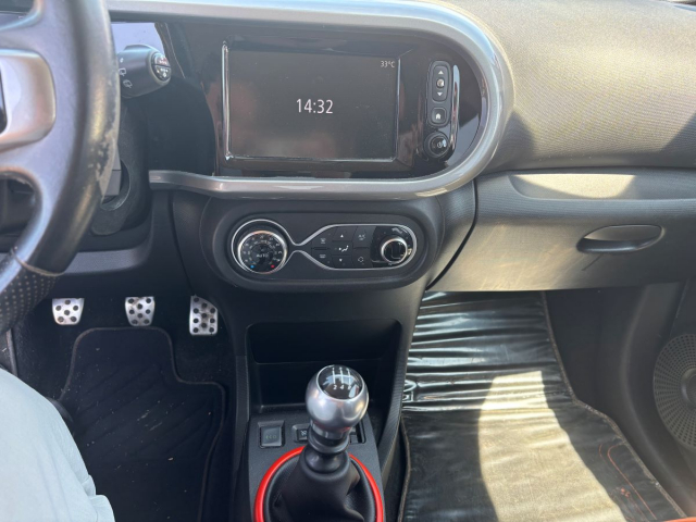 RENAULT TWINGO 0.9 TCE  ESSENCE  - 109 CH / 6 CV - 4 PLACES - 5 PORTES - 6 990 €