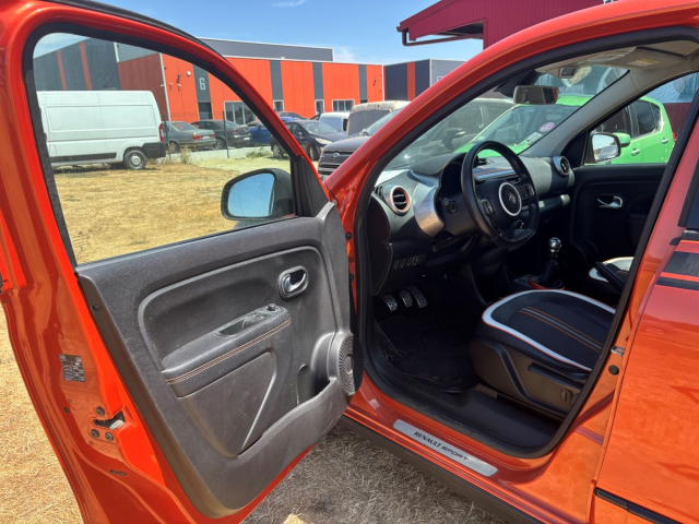 RENAULT TWINGO 0.9 TCE  ESSENCE  - 109 CH / 6 CV - 4 PLACES - 5 PORTES - 6 990 €