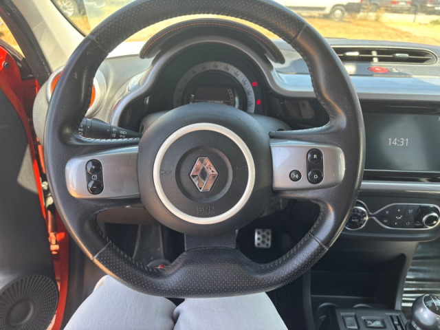RENAULT TWINGO 0.9 TCE  ESSENCE  - 109 CH / 6 CV - 4 PLACES - 5 PORTES - 6 990 €